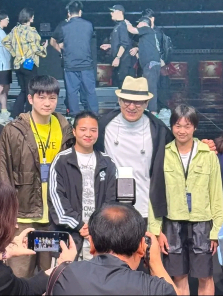 两位传奇巨星官宣现身中国足坛！携手亮相村超开幕式，值得期待(重生足坛开局融合大罗和小罗)