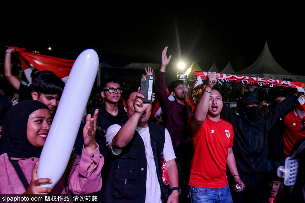 包含季前赛也不平静：加那利群岛德比爆发球迷冲突，警方紧急介入的词条